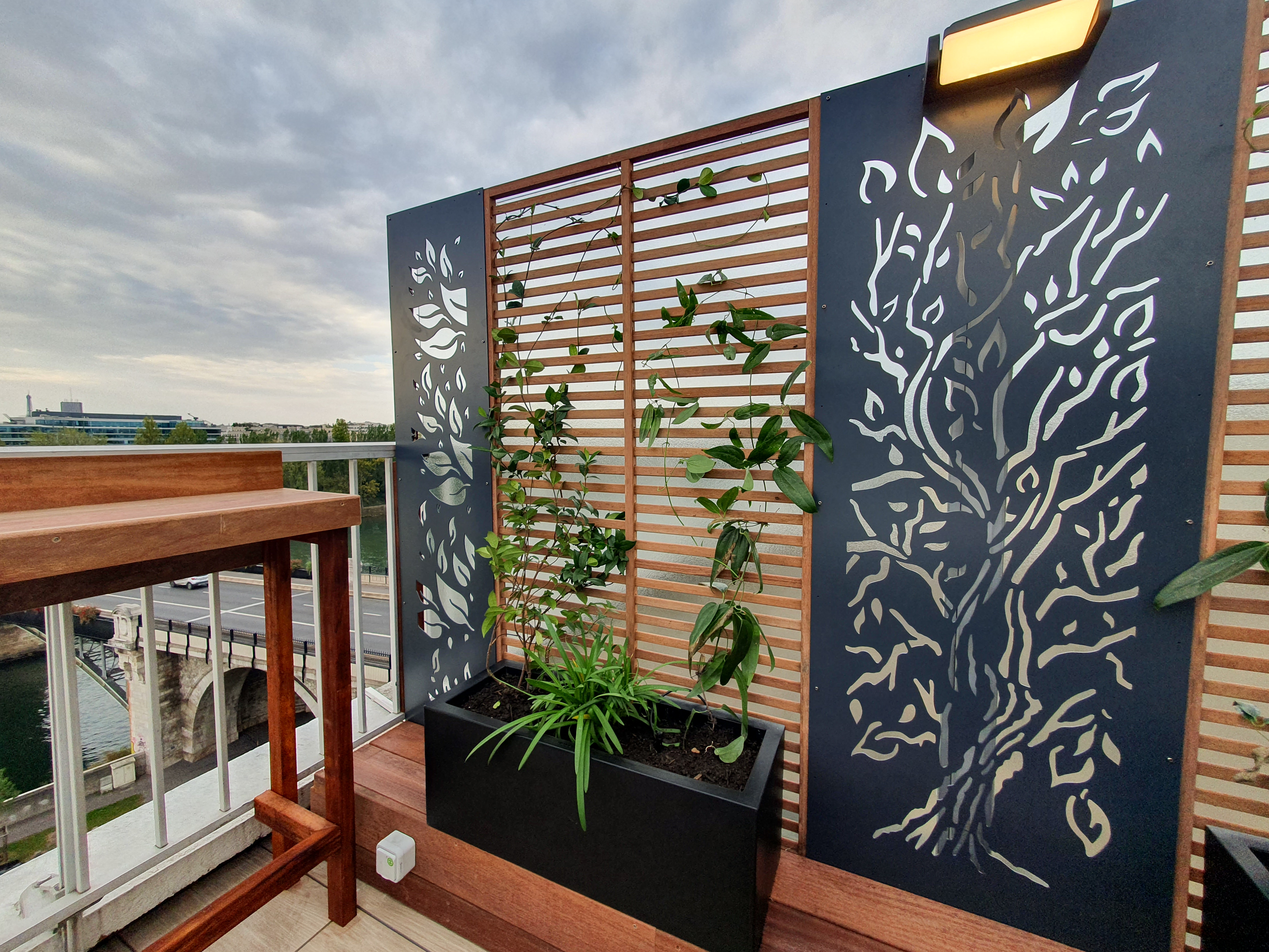 Séparation de terrasse par un mix de bois exotique et de découpe laser à Asnières